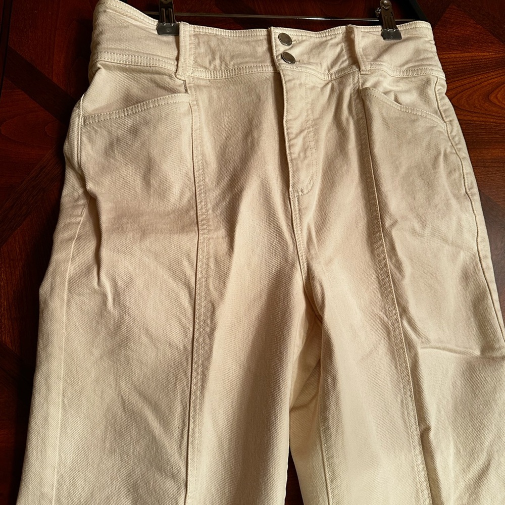 Ann Taylor
Size 8 Capri pants